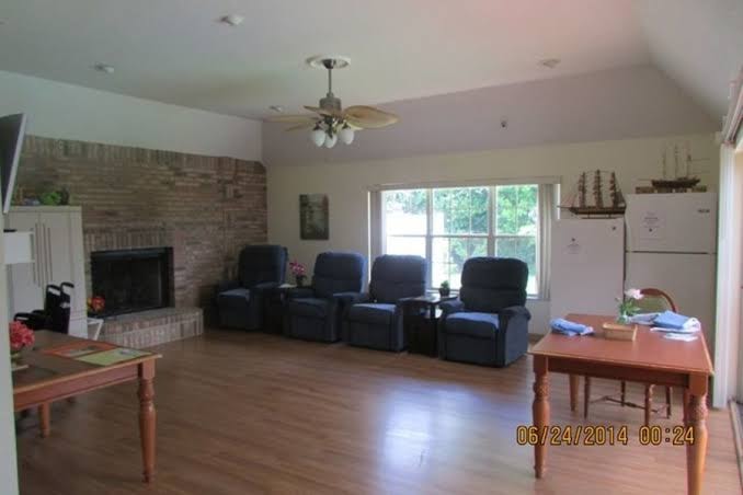 Senior care living room at Summerhaven
